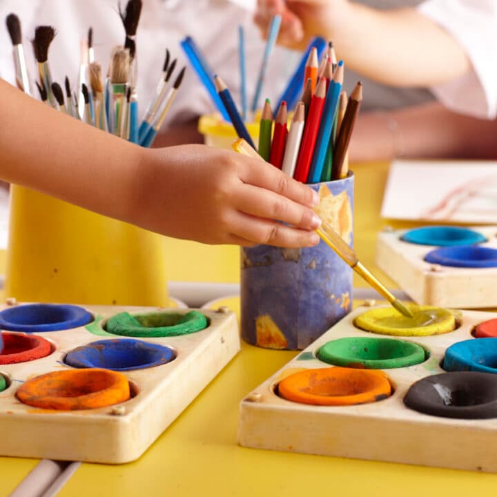 Hand som målar på förskolan. Giftbanta förskolan.