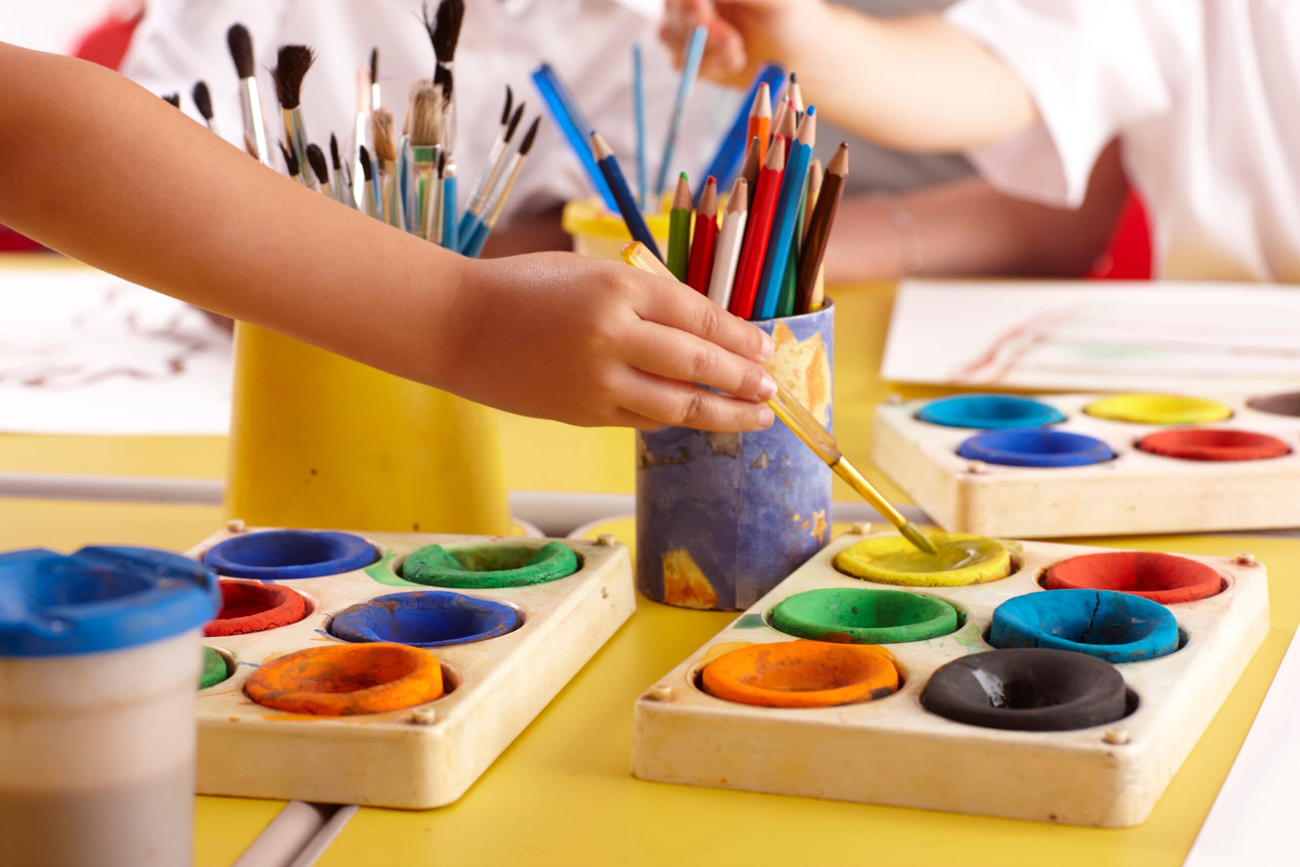 Hand som målar på förskolan. Giftbanta förskolan. Giftfria leksaker