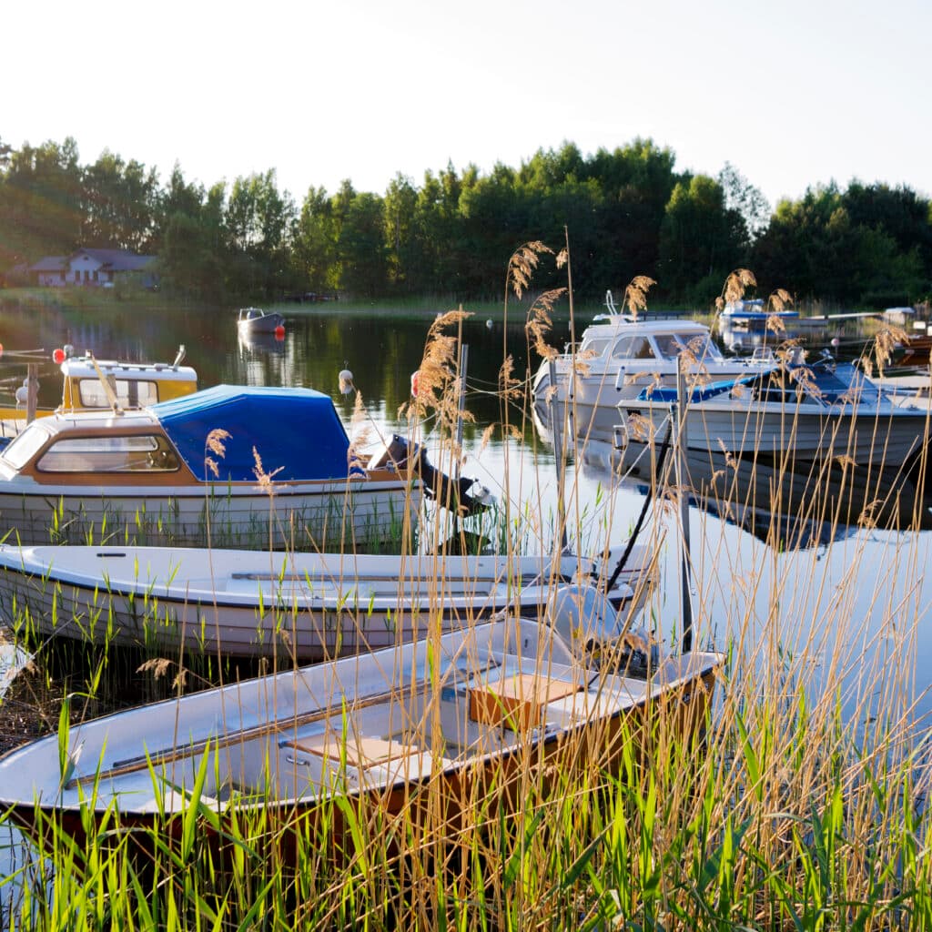 nöjesbåt,fritidsbåt,plastbåt,skärgård,hamn,bryggor,båtklubb