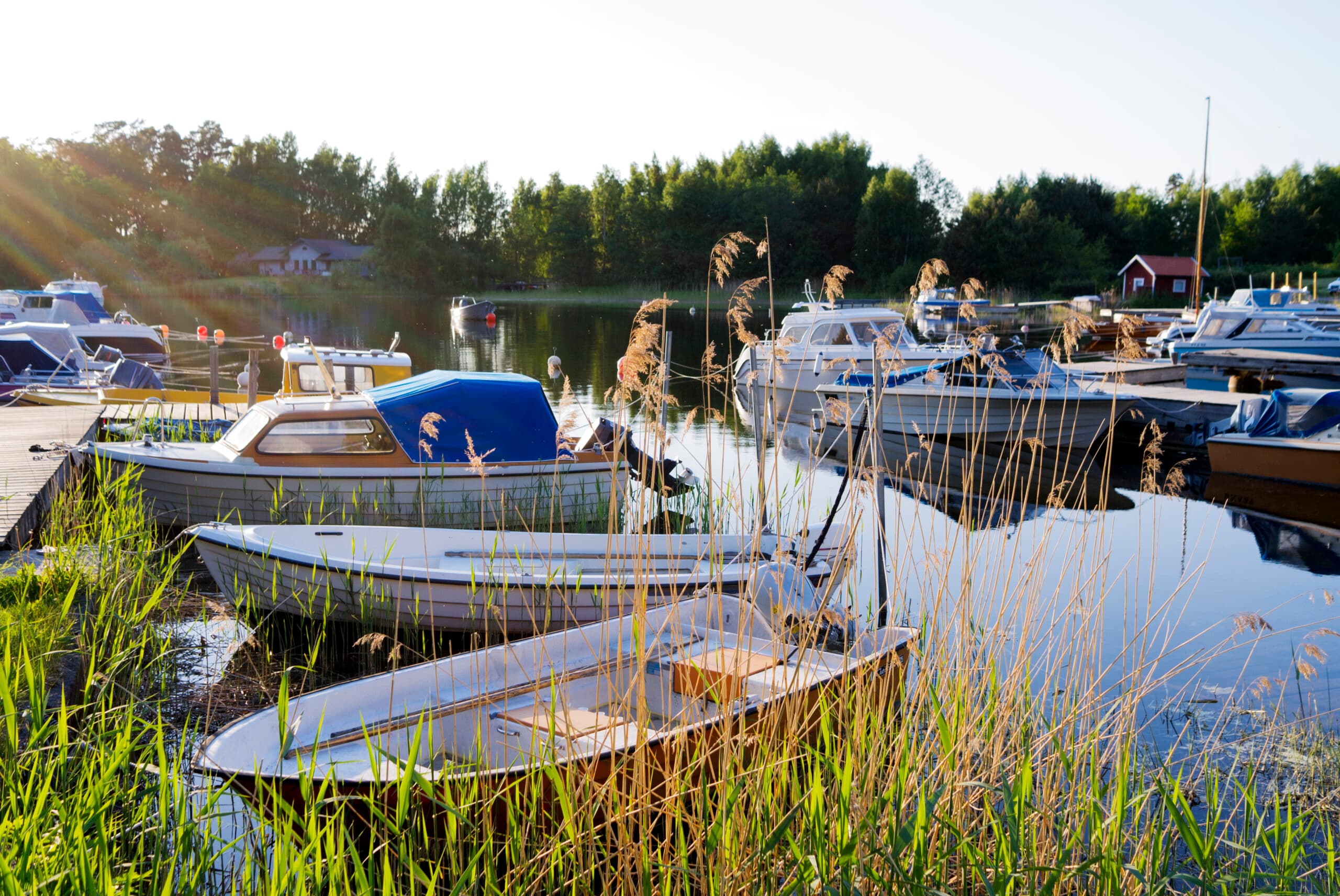 nöjesbåt,fritidsbåt,plastbåt,skärgård,hamn,bryggor,båtklubb