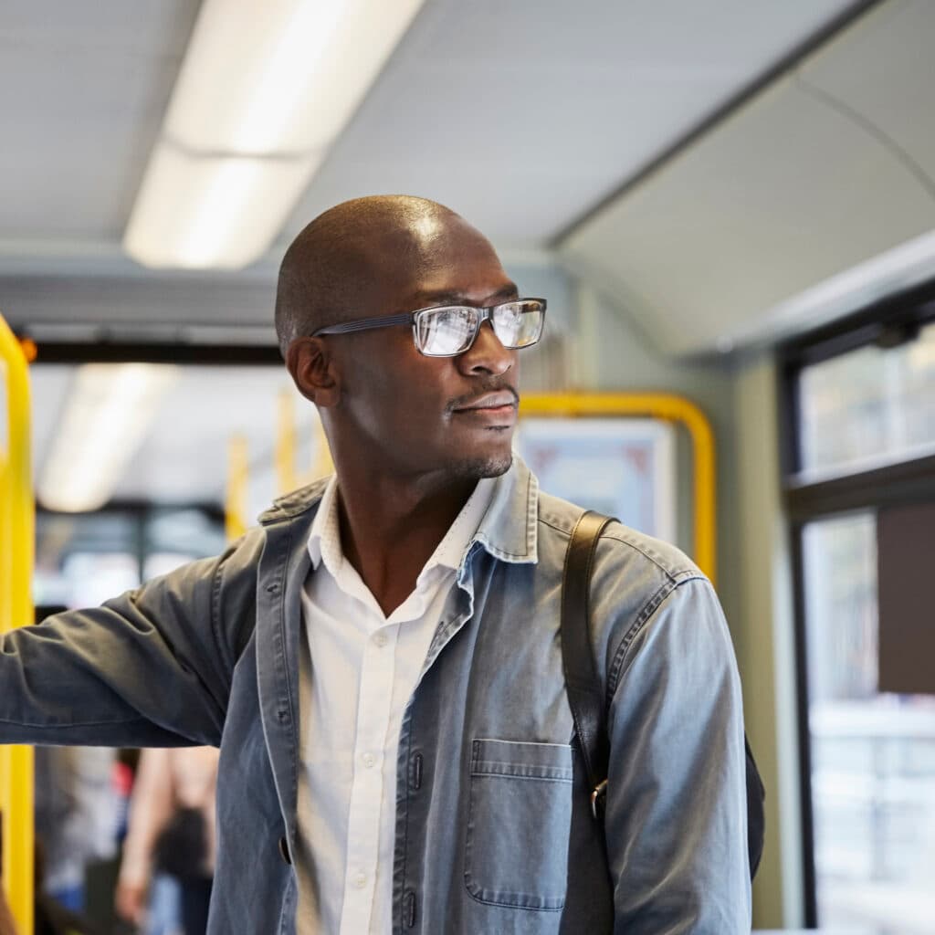 35-39 år, afroamerikansk etnicitet, buss, affärsman, linbana, stad, stadsliv, färgbild, pendlare, helt skallig, självförtroende, dag, jeansjacka, europa, glasögon, framifrån, innehav, horisontell, tillfälliga människor , landfordon, tittar bort, mitten av vuxen, mitten av vuxna män, transportsätt, en person, passagerare, fotografi, kollektivtrafik, skandinavien, selektiv inriktning, stående, stockholm, sverige, spårväg, transport, resa, fordonsinredning, midja upp , pendling, urban