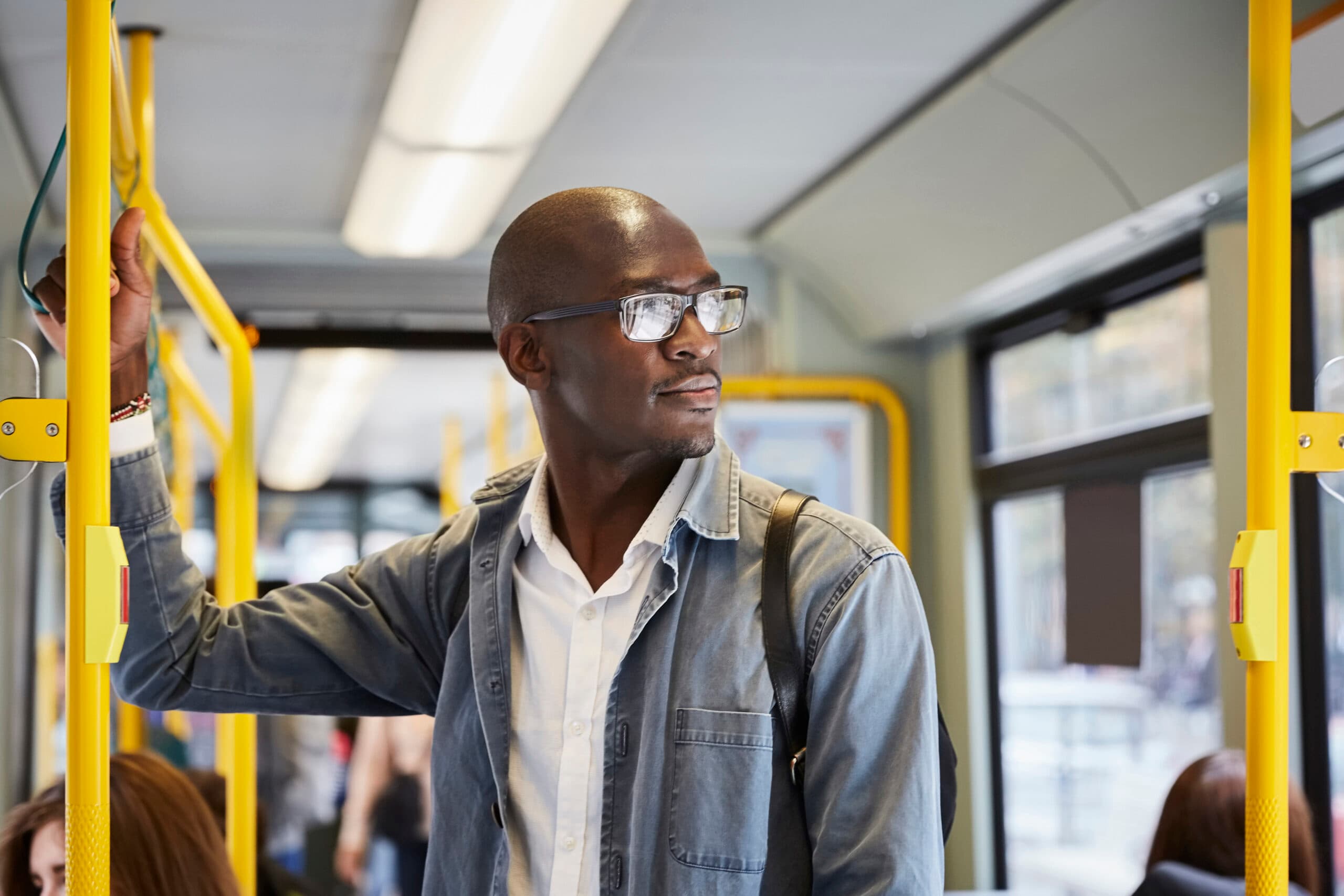 35-39 år, afroamerikansk etnicitet, buss, affärsman, linbana, stad, stadsliv, färgbild, pendlare, helt skallig, självförtroende, dag, jeansjacka, europa, glasögon, framifrån, innehav, horisontell, tillfälliga människor , landfordon, tittar bort, mitten av vuxen, mitten av vuxna män, transportsätt, en person, passagerare, fotografi, kollektivtrafik, skandinavien, selektiv inriktning, stående, stockholm, sverige, spårväg, transport, resa, fordonsinredning, midja upp , pendling, urban