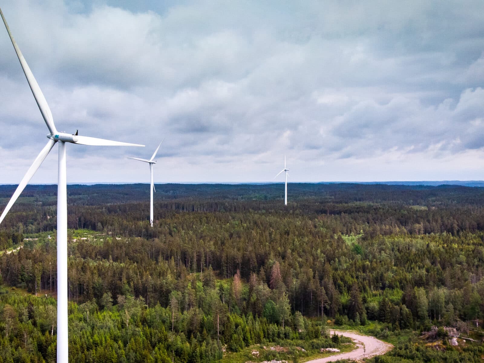 vindkraftverk, vindkraft, elenergi, energieffektiviseringsfond, el, vindkraftspark, himmel, propeller, propellerblad, vindenergi, energi, miljömärkt, miljömärkning, skog, träd, himmel, energiproduktion, moln