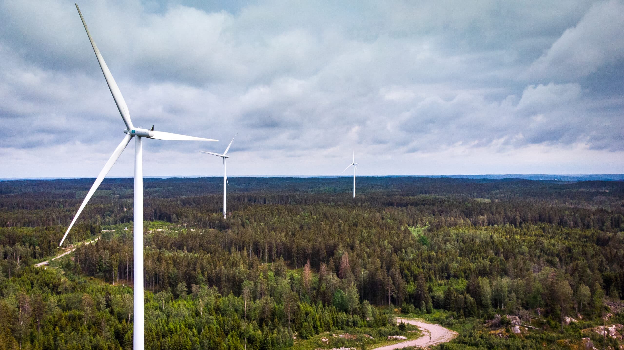 vindkraftverk, vindkraft, elenergi, energieffektiviseringsfond, el, vindkraftspark, himmel, propeller, propellerblad, vindenergi, energi, miljömärkt, miljömärkning, skog, träd, himmel, energiproduktion, moln