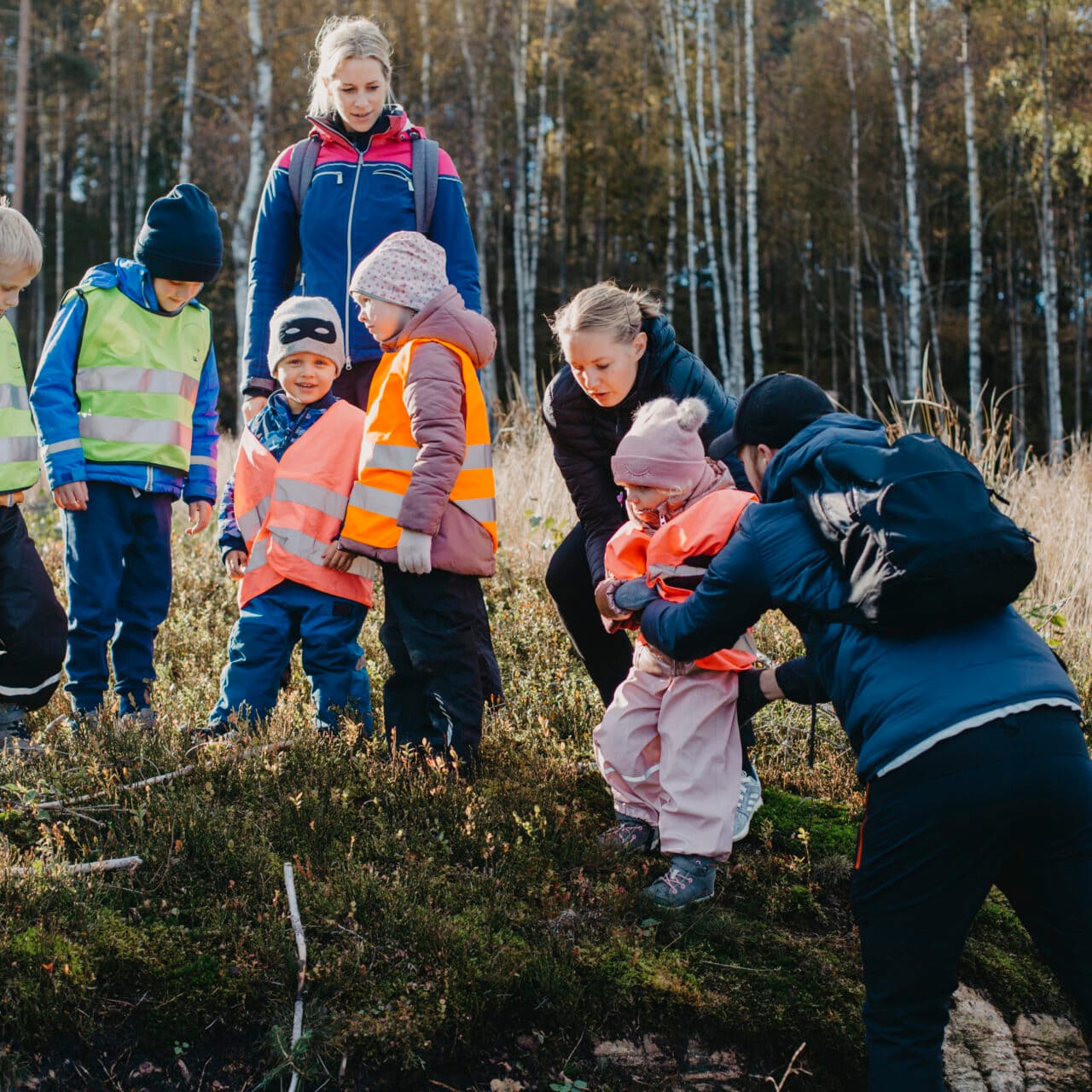 människor,barn,skog,reflexväst,lek,kvinna