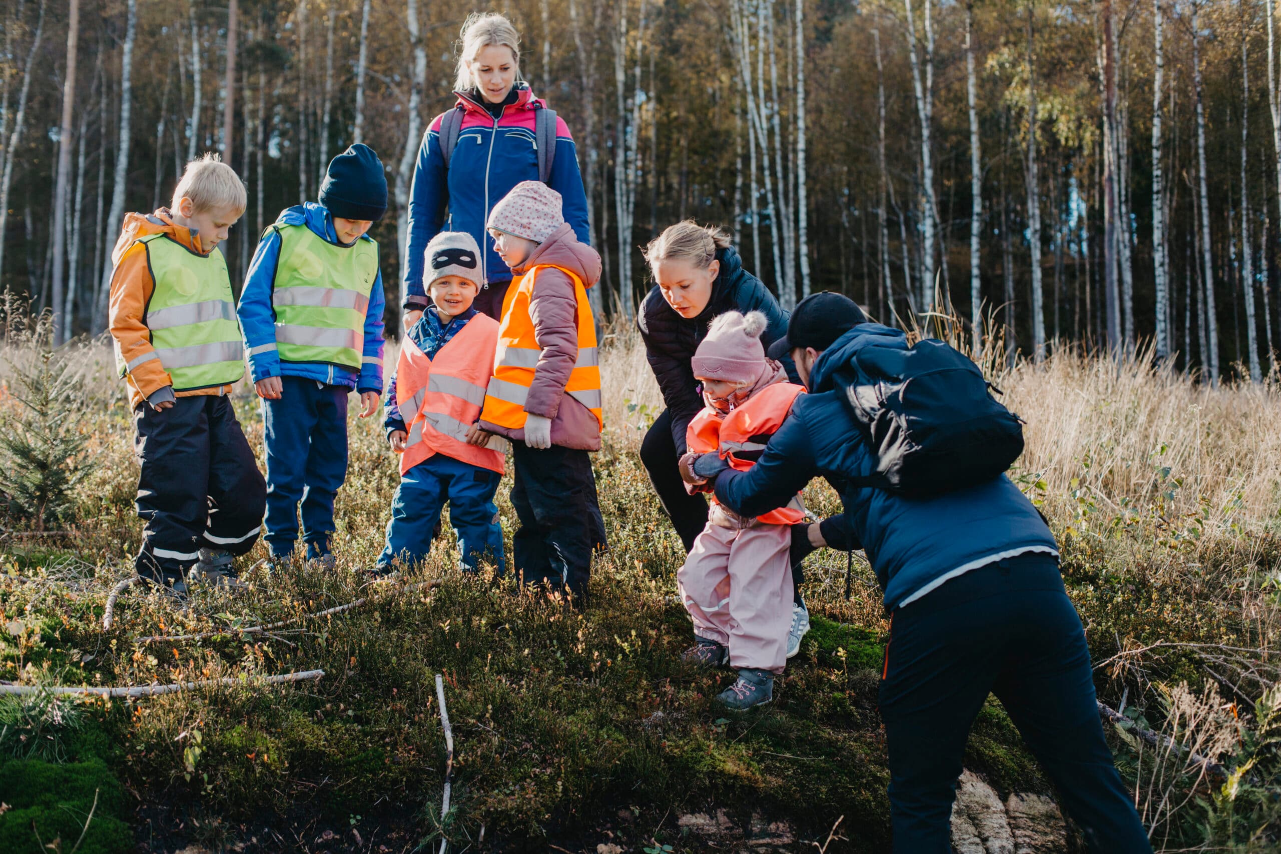 människor,barn,skog,reflexväst,lek,kvinna