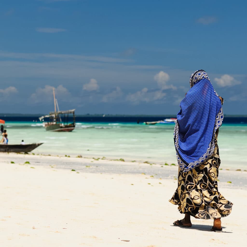 Kvinna på strand på Zanzibar