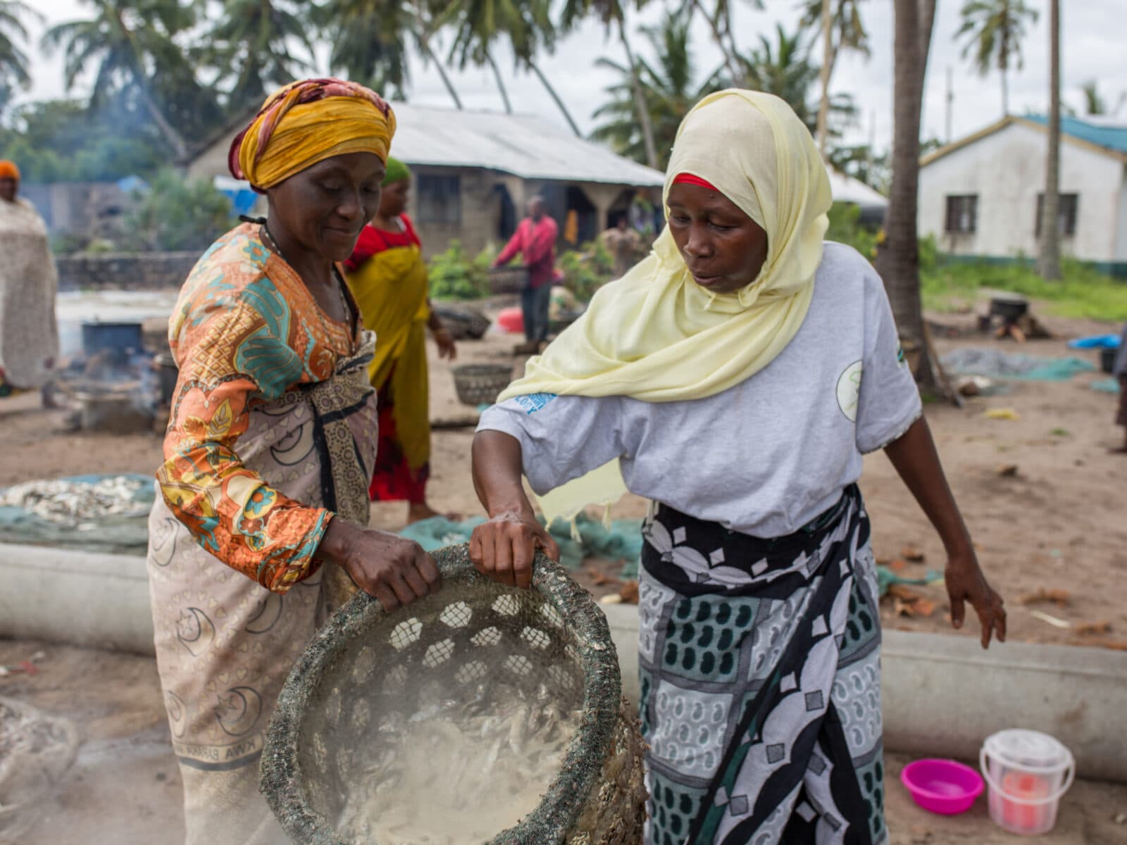 Kvinna med nykokta sardiner, Kenya