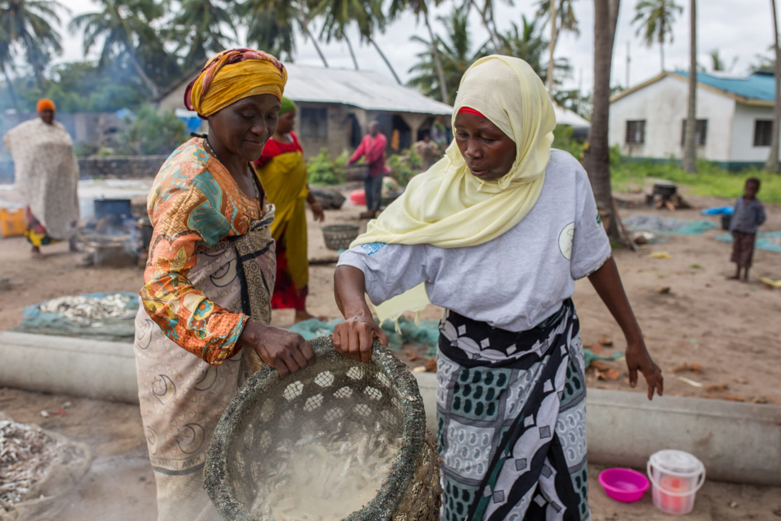 Kvinna med nykokta sardiner, Kenya