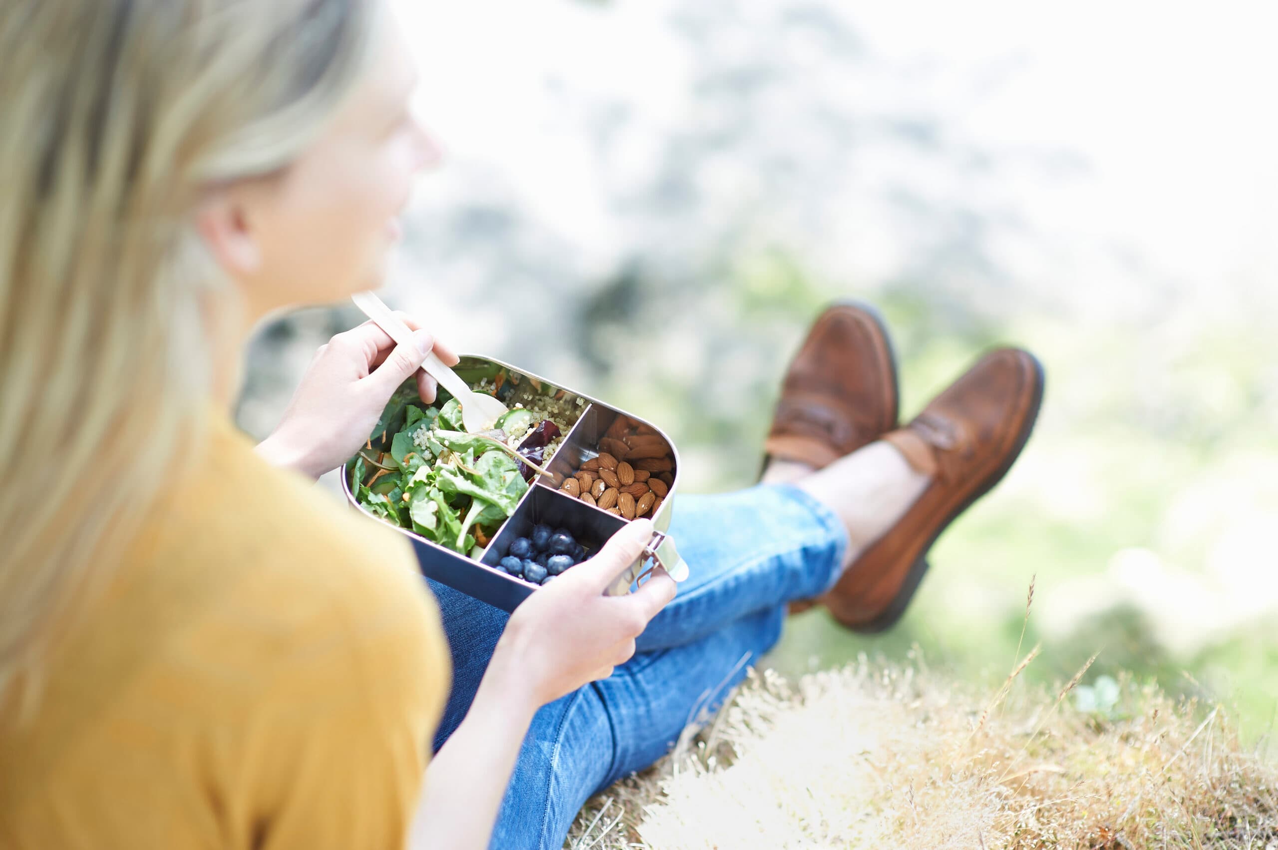 Lunchlåda, gräsmatta, soligt, grön, Blond, Kvinna, gaffel, sallad, bönor, jeans,