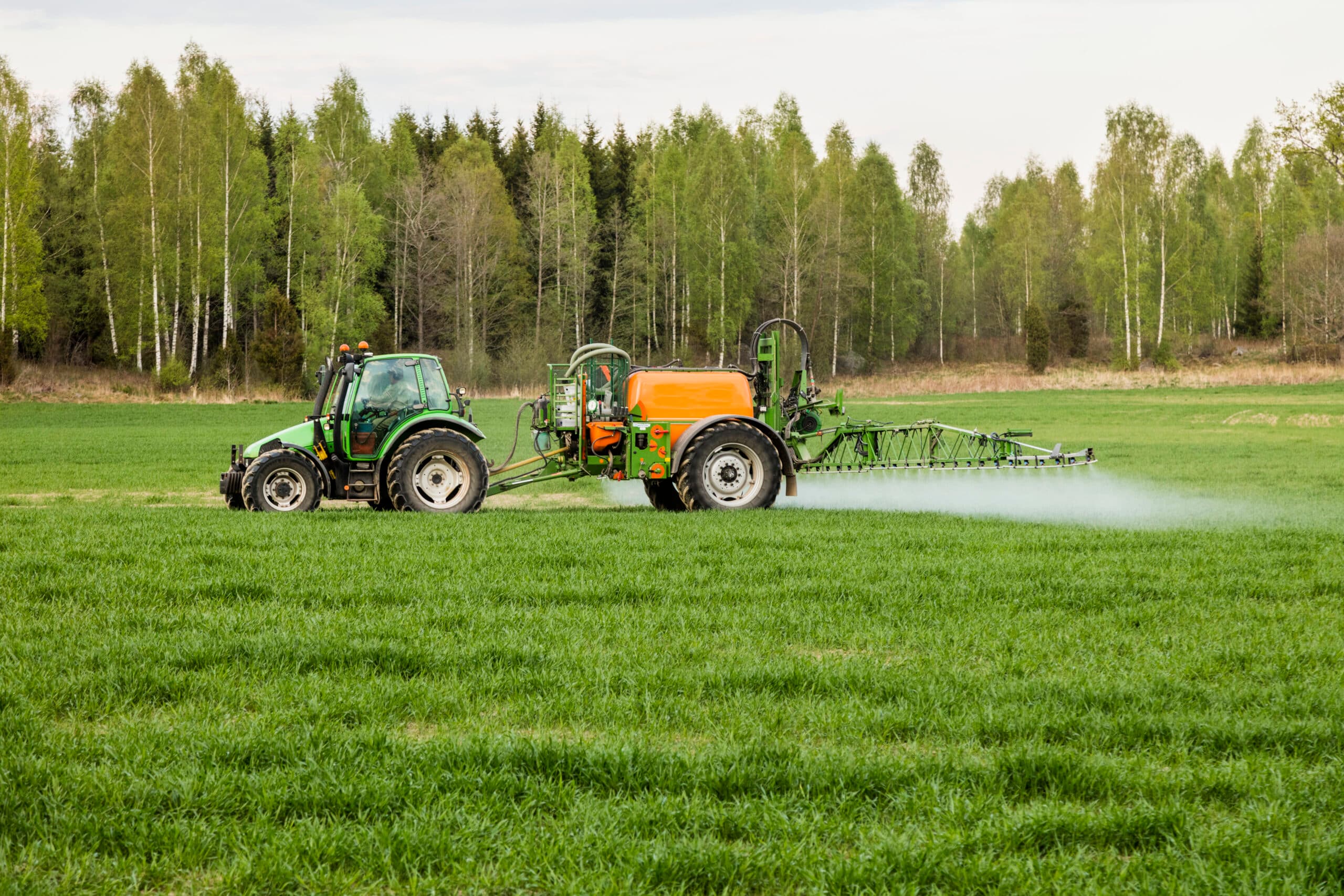 fälten, traktor bonde, bekämpningsmedel, träd, grön, himmel, jordbruket