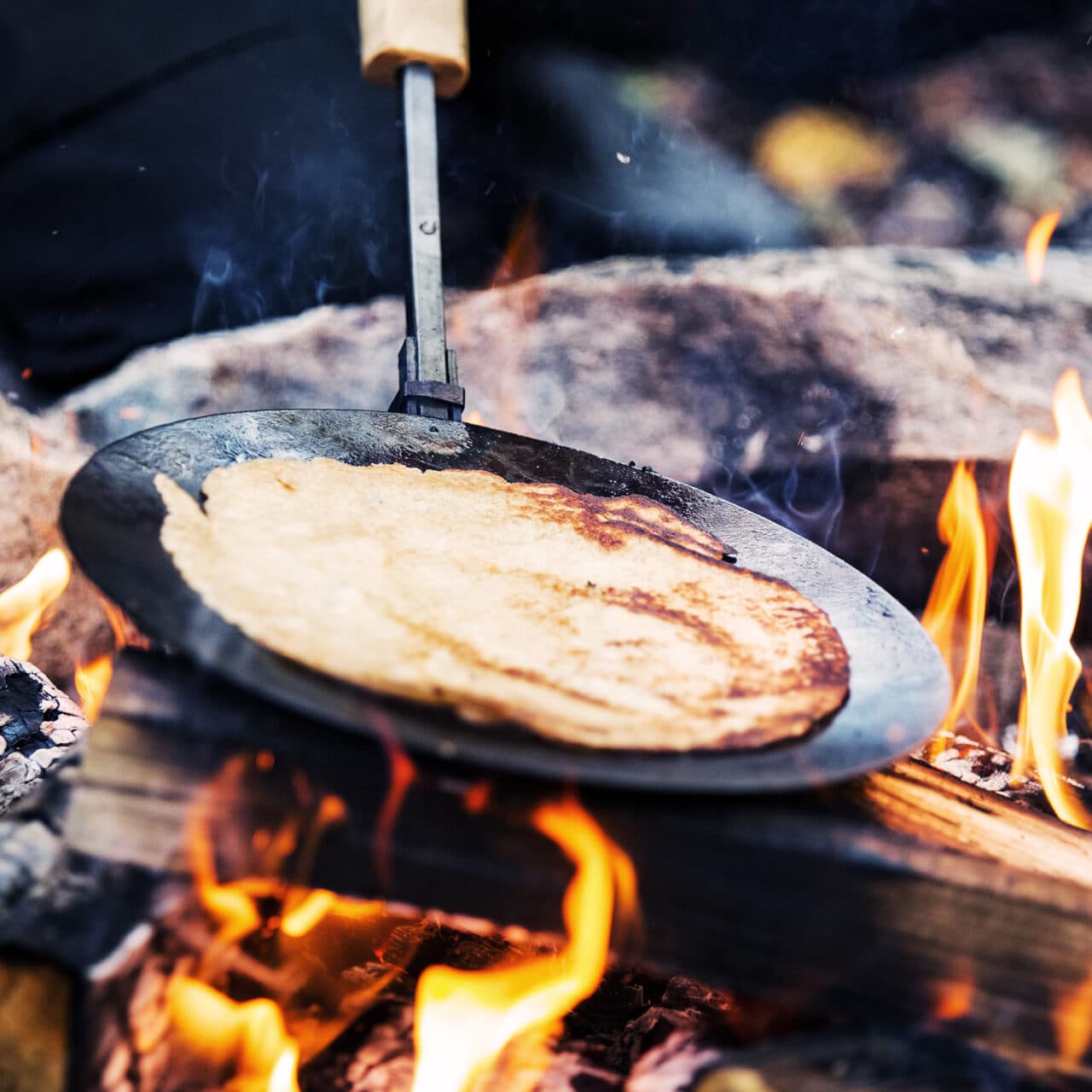 Pannkakor på eld utomhus.