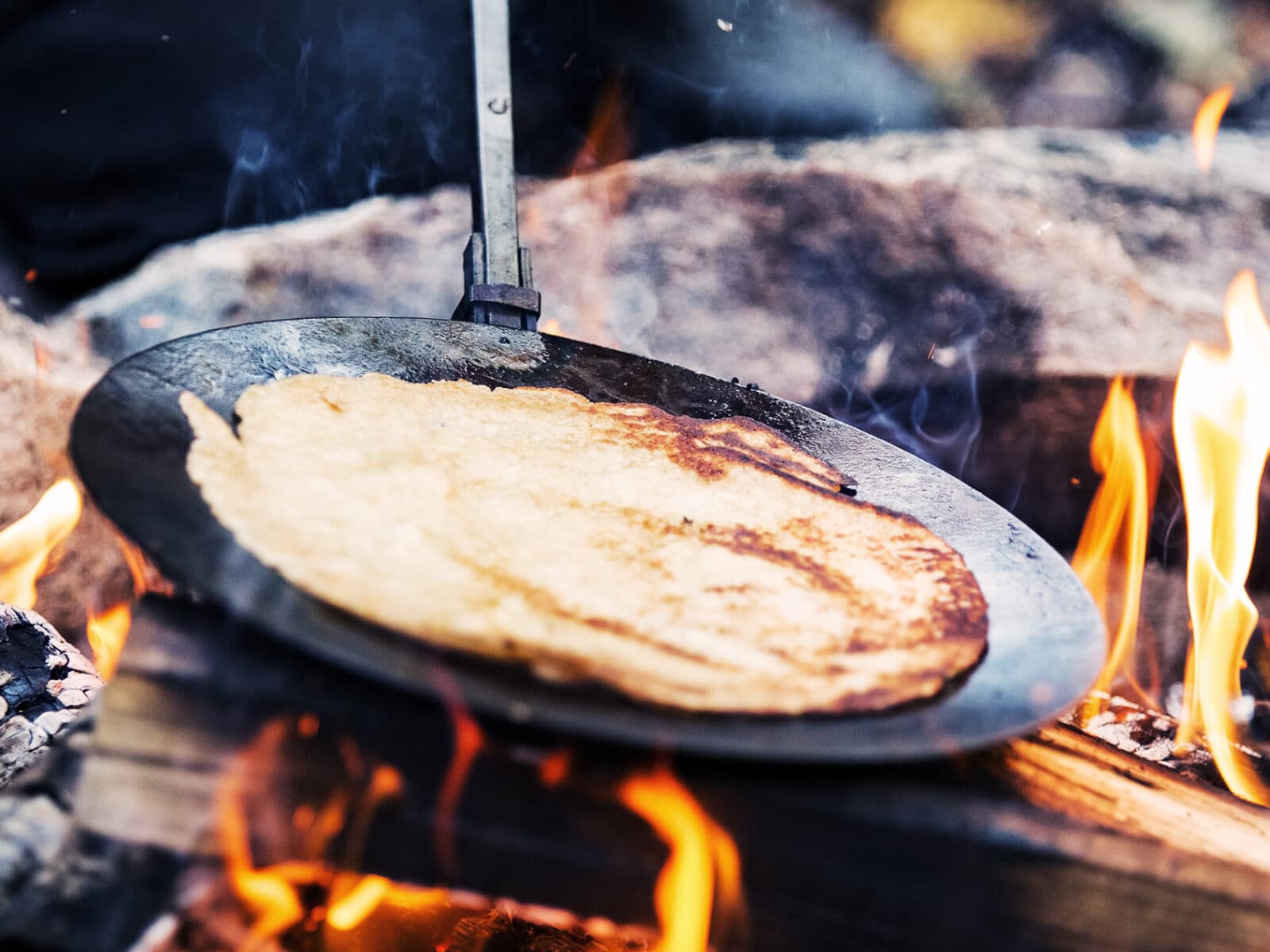 Pannkakor på eld utomhus.