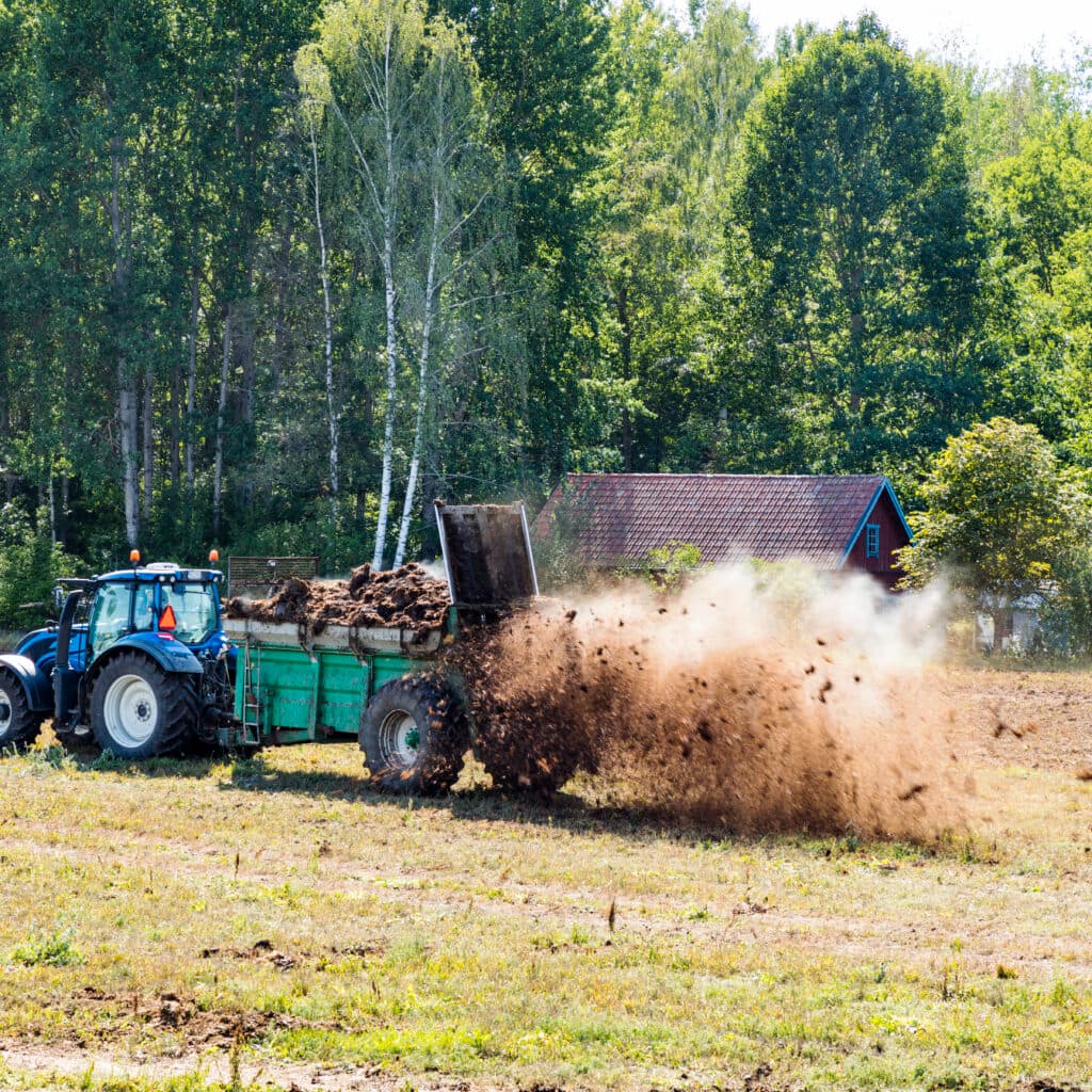 Bondgård, gödslar, traktor, maskin, natur, bonde, odling, mat, jobb,