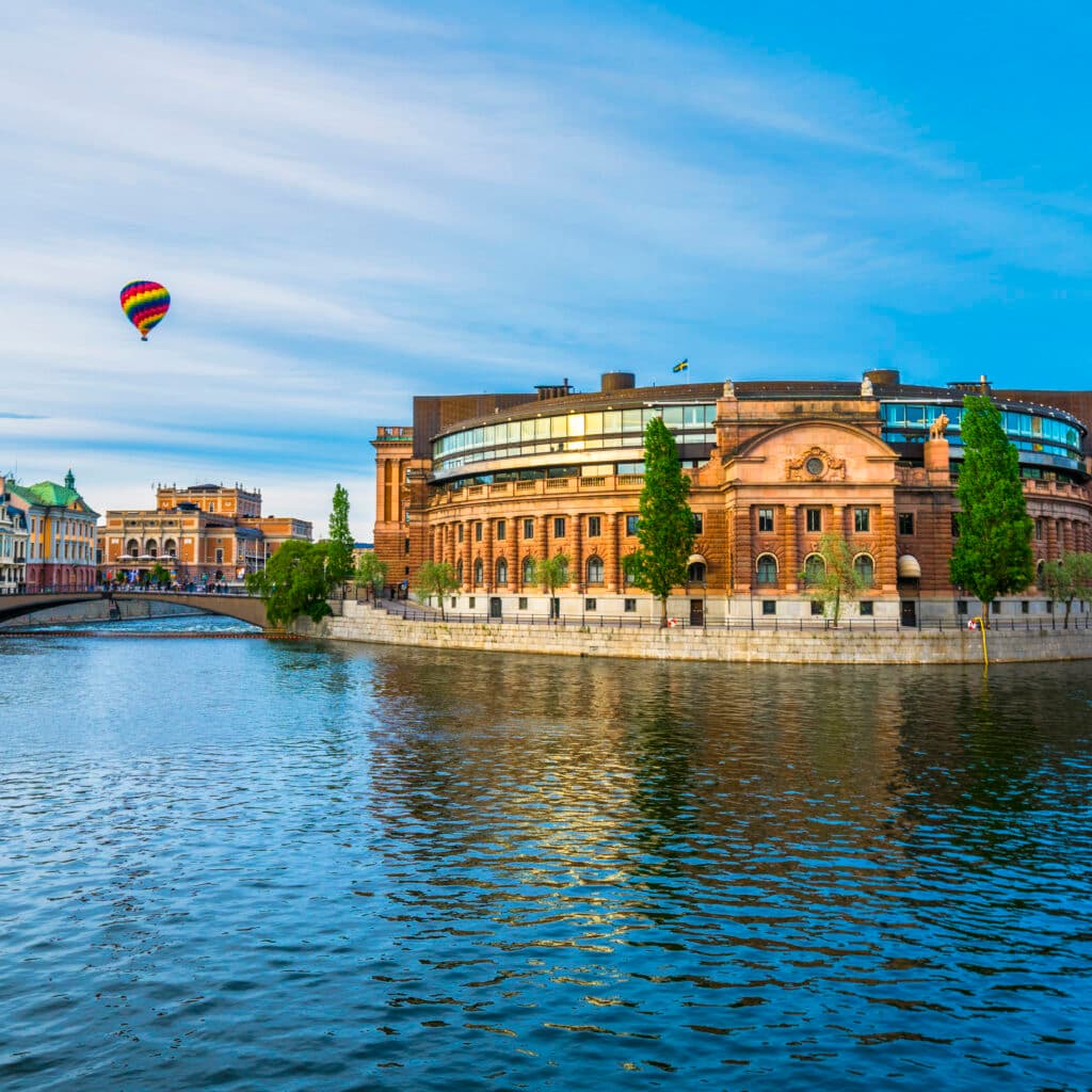 Hus, vatten, luftballong, orange, gul, blå, bro, träd, glas, fönstren, himmel, moln, varm, solig