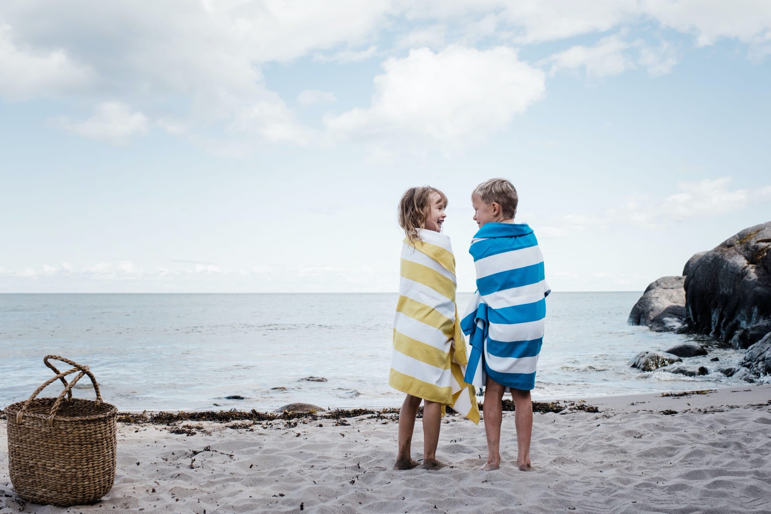 Två barn på stranden