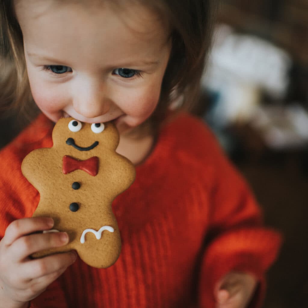 Pepparkakor och palmolja. Barn äter pepparkaksgubbe