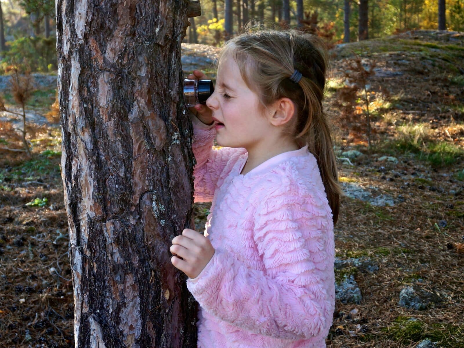 natursnokarna,barn,barn i natur,höst,lära i naturen,flicka,flicka med lupp