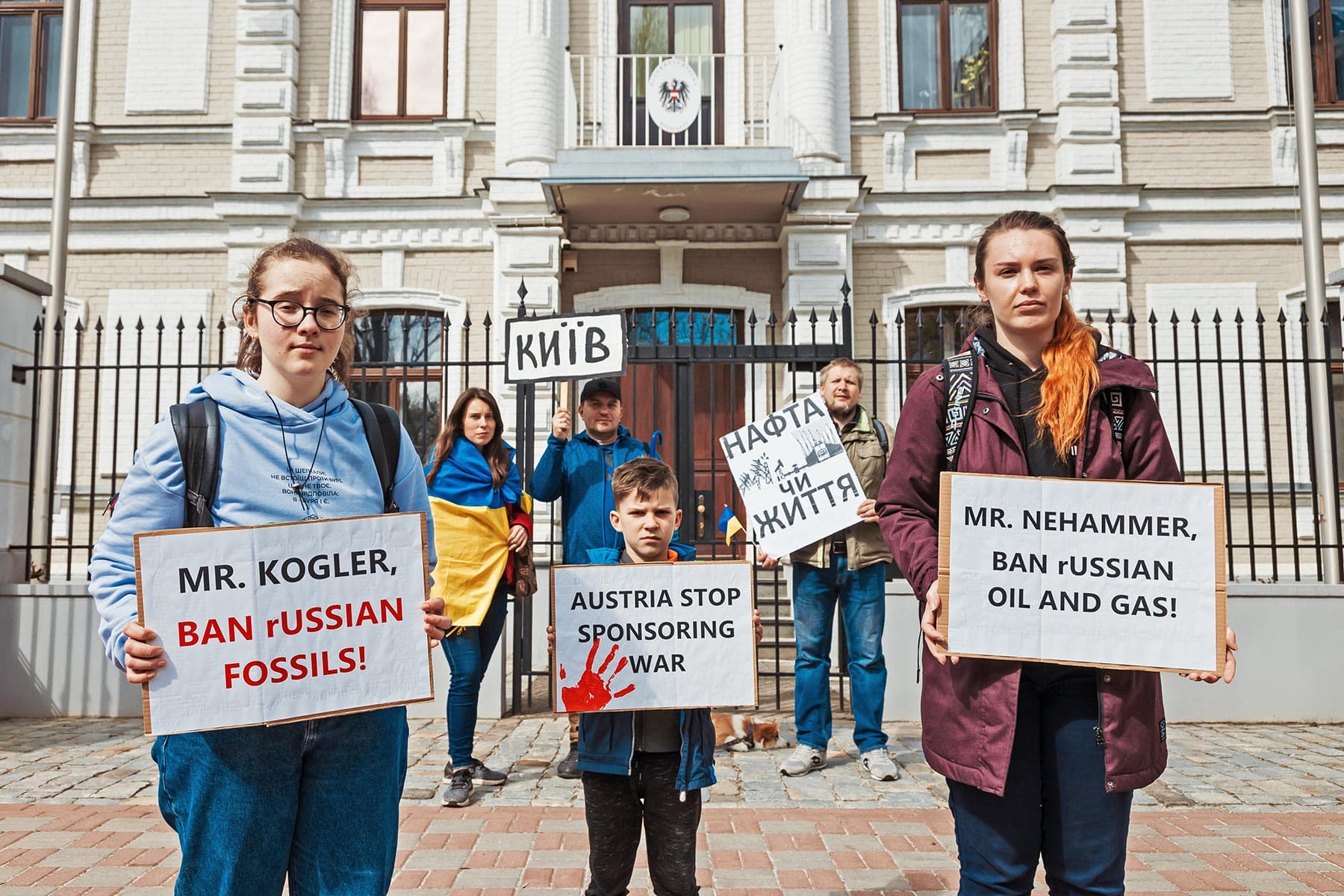 Ecoaction protesterar utanför Österrikes ambassad i Kiev, Ukraina.