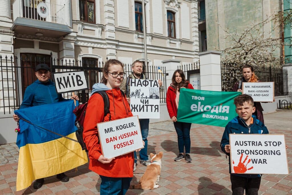 Människor demonstrerar för Ukraina.