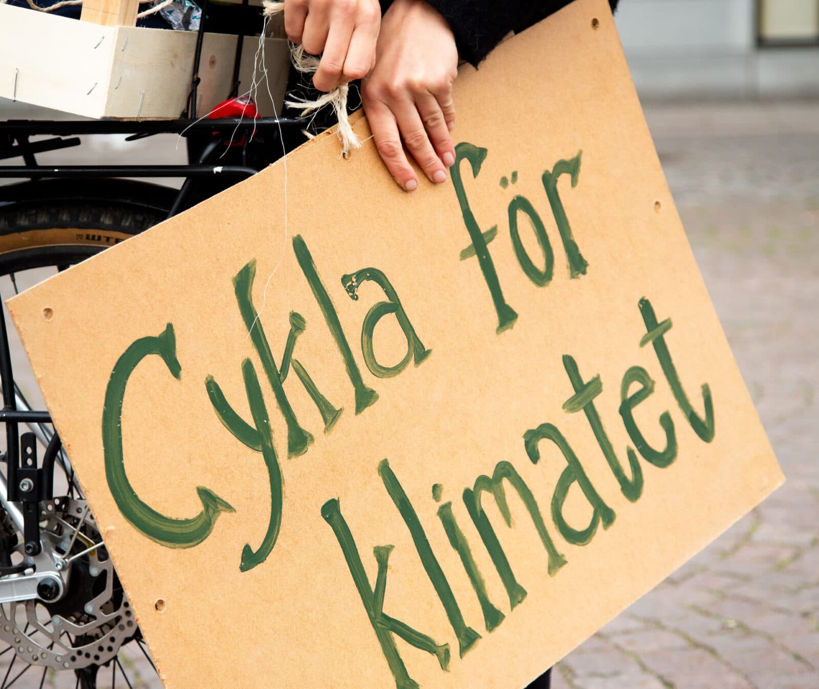 Karin Stenholm och Anna Lindgren, Klimatgruppen i Ängelholm berättar om cykeldemonstrationen i ...