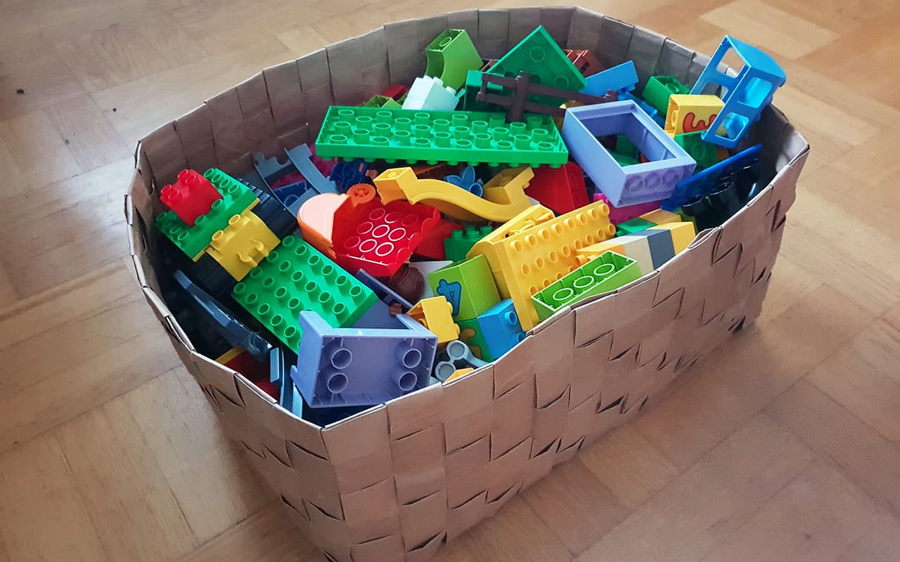 En korg med lego i.