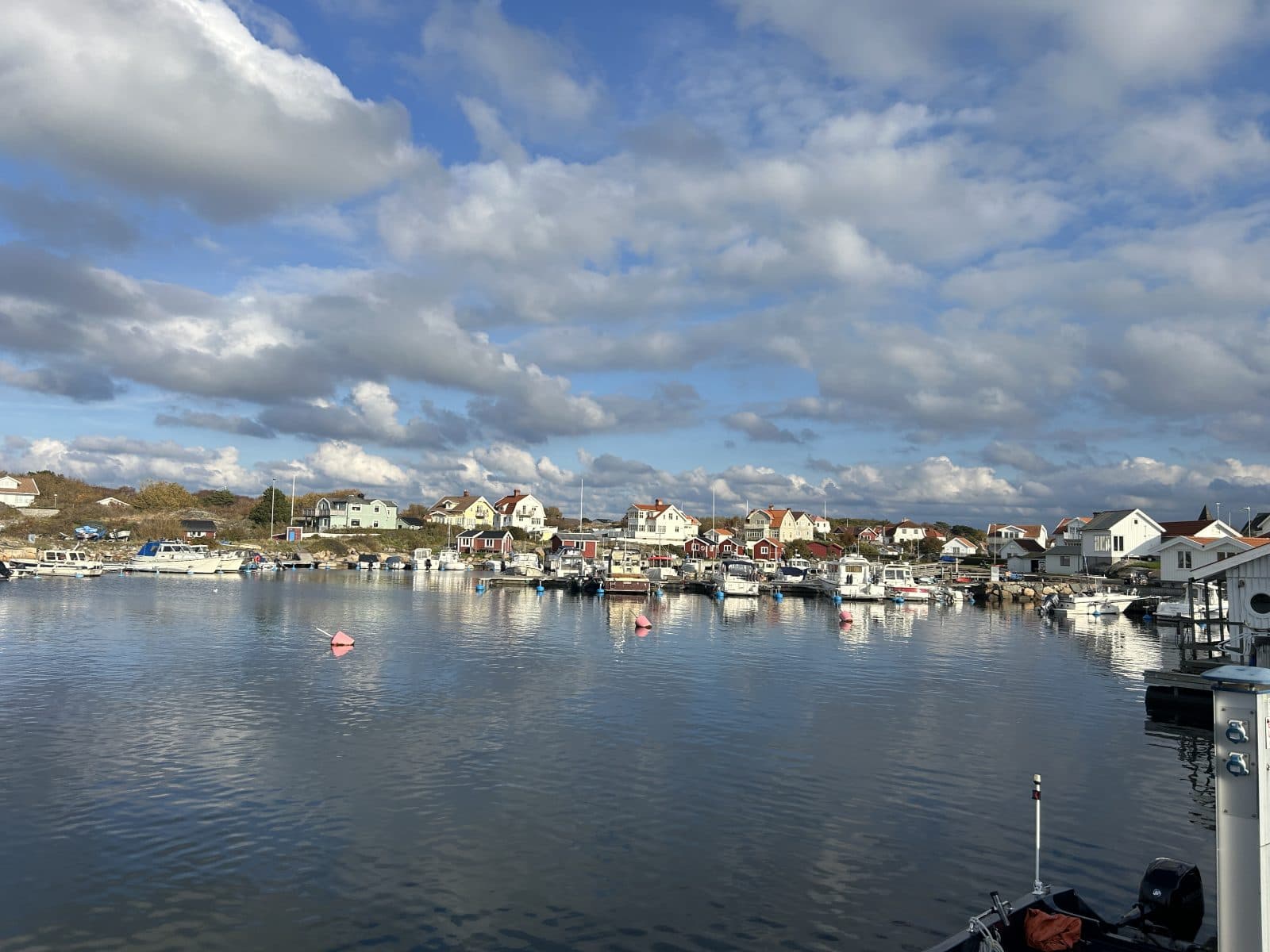 Foto på hav och hus