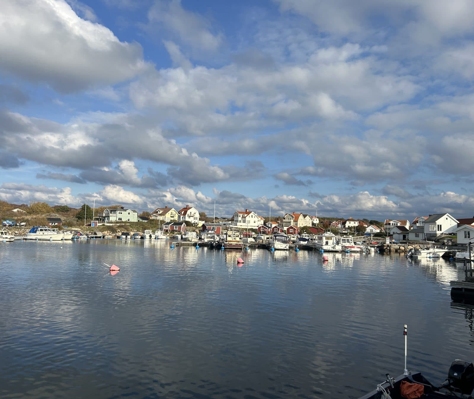 Foto på hav och hus