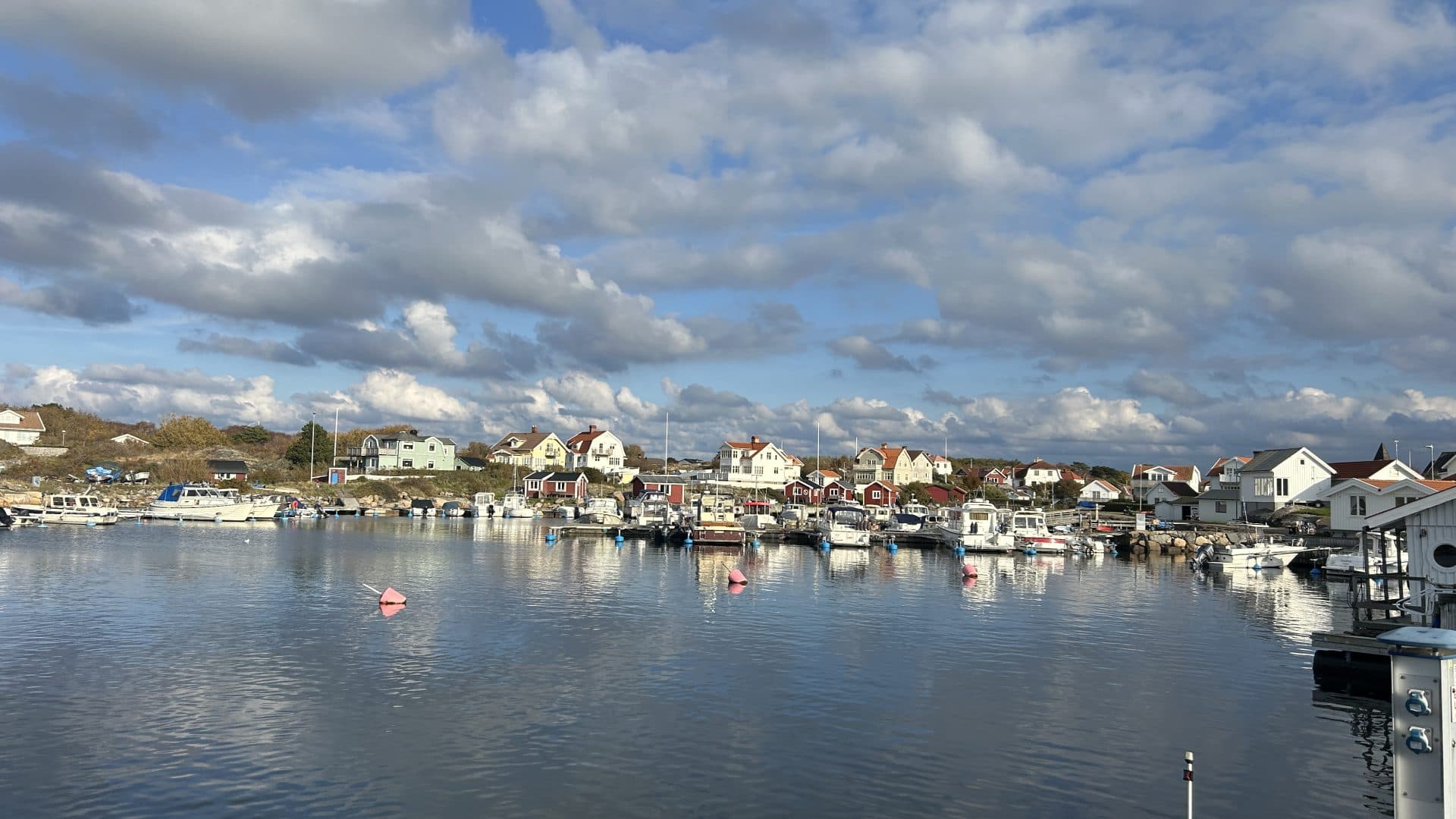 Foto på hav och hus