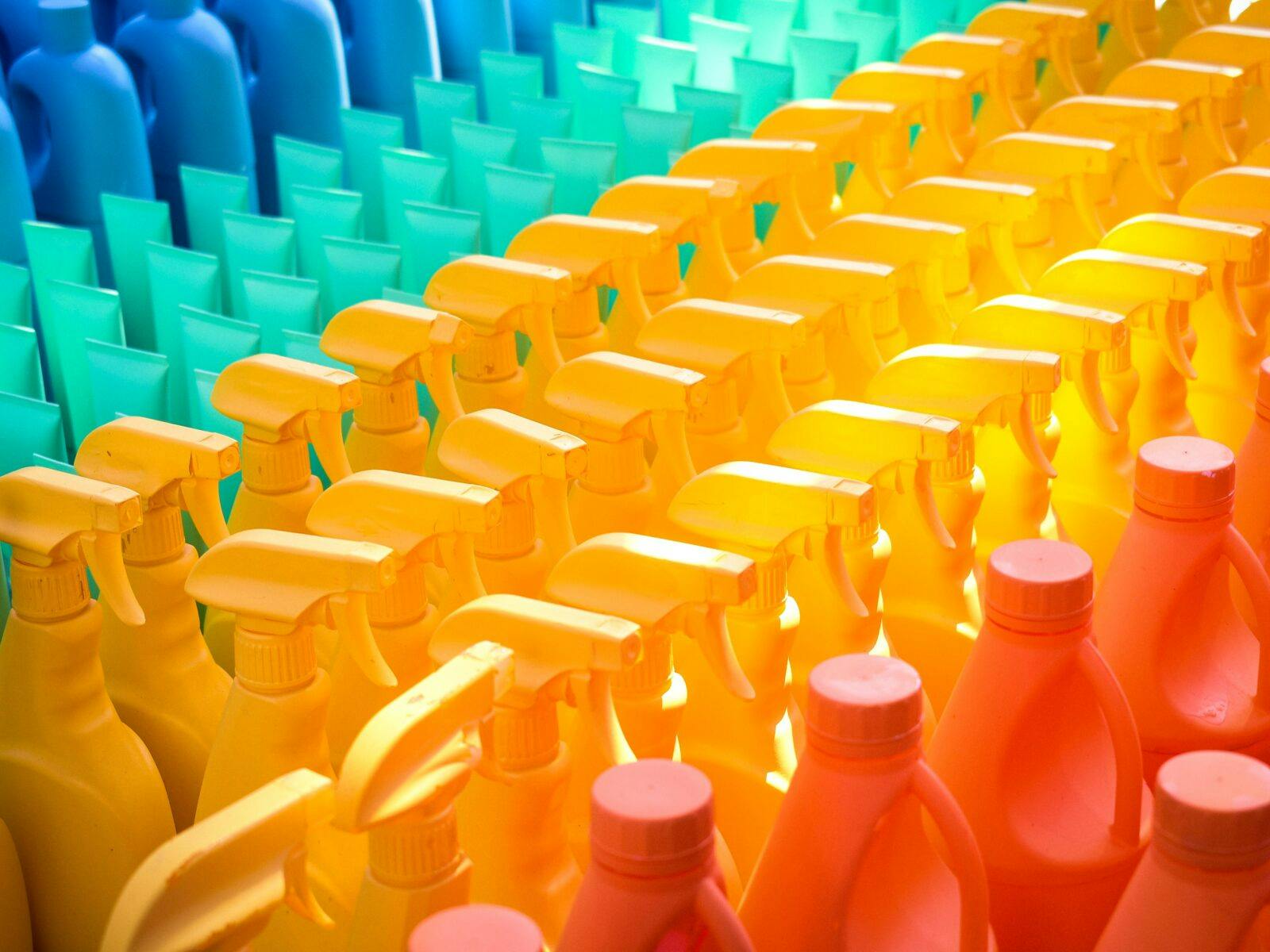 plast,flaskor,sprej,rengöringsmedel, hudkräm, blå,gul,röd