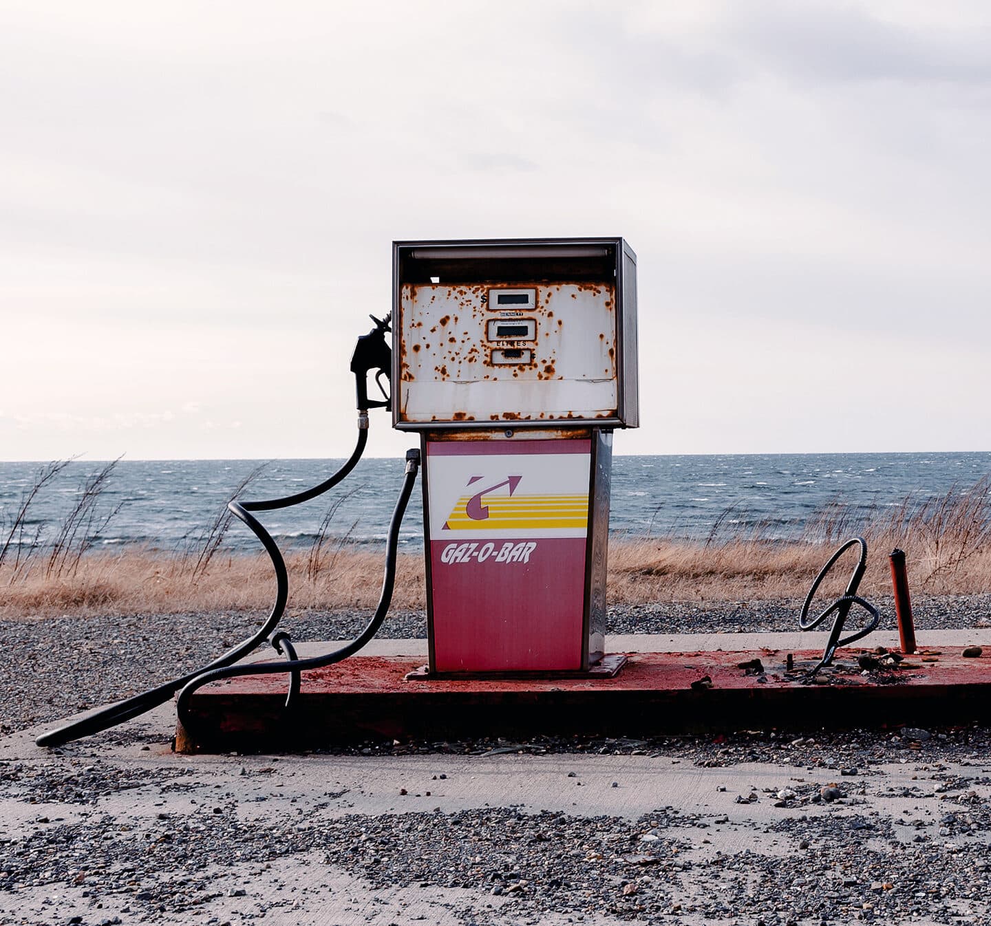 Nedstängd bensinpump vid havet.
